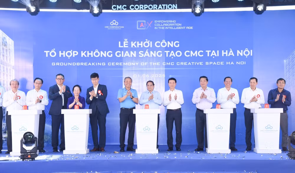 Thủ tướng Phạm Minh Chính và các đồng chí lãnh đạo thực hiện nghi thức khởi công tổ hợp (Ảnh: TRẦN HẢI). 
