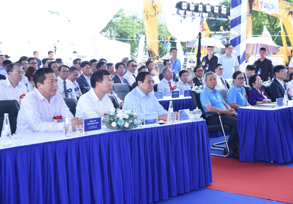 Thủ tướng Phạm Minh Chính và các đồng chí lãnh đạo, đại biểu tham dự lễ khởi công (Ảnh: TRẦN HẢI). b3.jpg