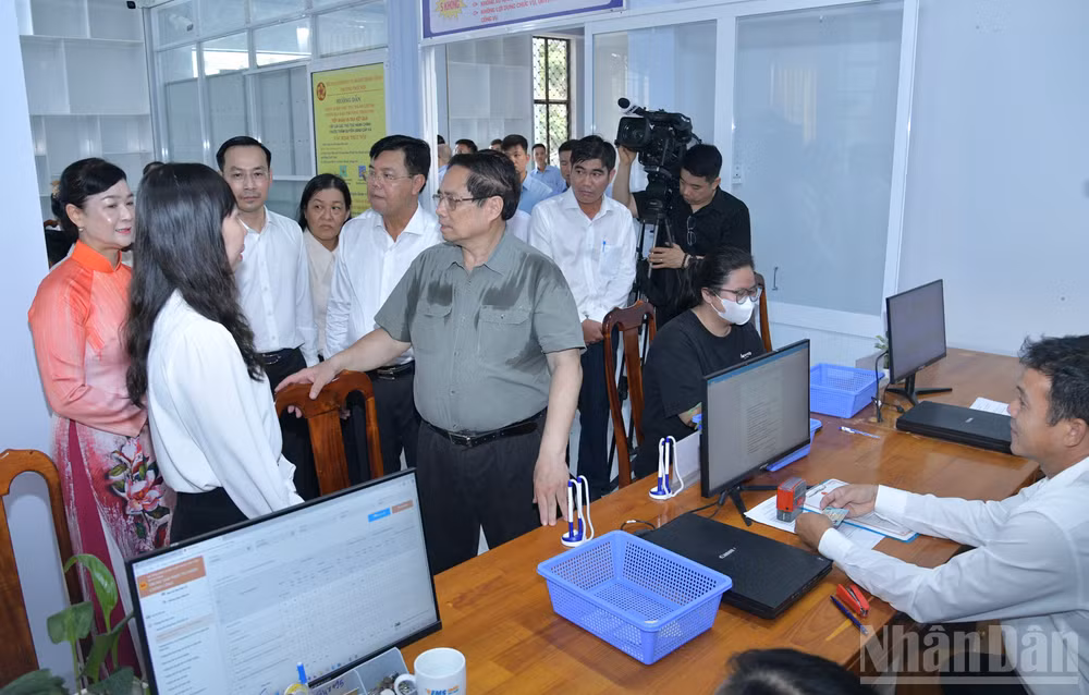 Thủ tướng Phạm Minh Chính trao đổi với lãnh đạo tỉnh An Giang, phường Thới Sơn về công tác phục vụ thủ tục hành chính cho người dân. (ẢNH: THANH GIANG)