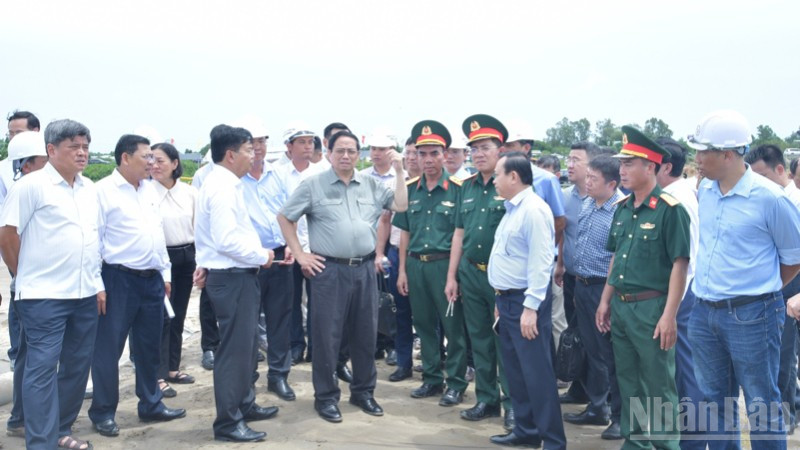 Thủ tướng Phạm Minh Chính thị sát công trường xây dựng cao tốc Châu Đốc-Cần Thơ-Sóc Trăng. (Ảnh: THANH GIANG) ndo_br_bb5-6660.jpg