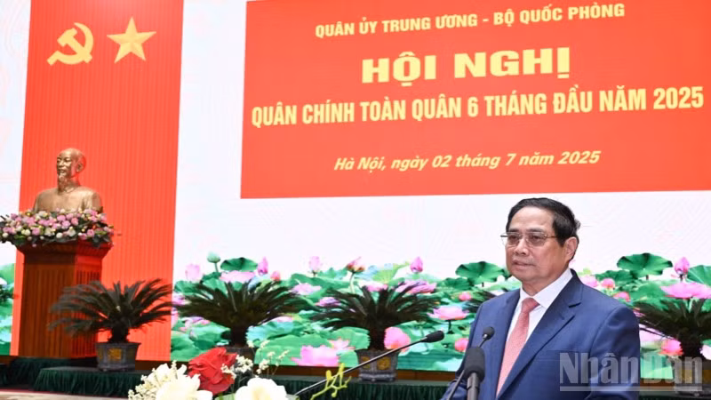 Thủ tướng Phạm Minh Chính phát biểu ý kiến chỉ đạo Hội nghị Quân chính toàn quân 6 tháng đầu năm 2025. (Ảnh: TRẦN HẢI)