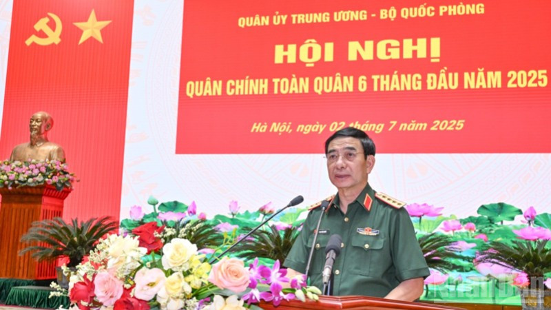 Đại tướng Phan Văn Giang, Phó Bí thư Quân ủy Trung ương, Bộ trưởng Quốc phòng phát biểu ý kiến tại Hội nghị. (Ảnh: TRẦN HẢI) ndo_br_a2-3354.jpg