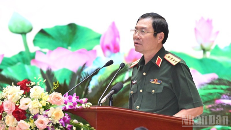 Đại tướng Nguyễn Tân Cương, Tổng Tham mưu trưởng Quân đội nhân dân Việt Nam, Thứ trưởng Quốc phòng phát biểu ý kiến tại Hội nghị. (Ảnh: TRẦN HẢI) ndo_br_a1-8748.jpg