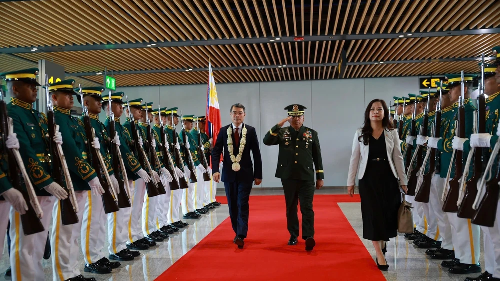 Lễ đón Thủ tướng Chính phủ Lê Minh Hưng tại sân bay quốc tế Mactan-Cebu. (Ảnh: VGP/Nhật Bắc)
