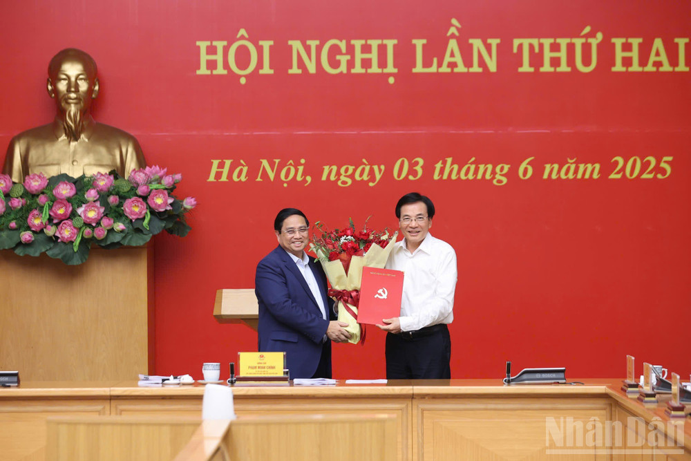 Thủ tướng Phạm Minh Chính trao quyết định Phó Bí thư Đảng ủy (nhiệm kỳ 2020-2025) cho Bộ trưởng, Chủ nhiệm Văn phòng Chính phủ Trần Văn Sơn. (Ảnh: Trần Hải) ndo_br_a4.jpg