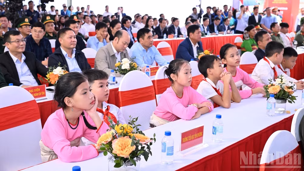 Các đại biểu, các cháu học sinh tham dự lễ khởi công tại điểm cầu xã Yên Khương, tỉnh Thanh Hóa. (Ảnh: TRẦN HẢI)