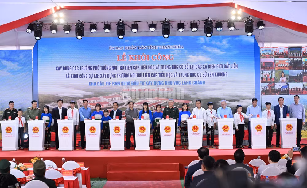 Thủ tướng Phạm Minh Chính và các đồng chí lãnh đạo thực hiện nghi thức khởi công các trường nội trú liên cấp. (Ảnh: TRẦN HẢI)