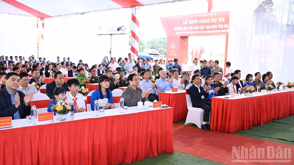 Thủ tướng Phạm Minh Chính và các đồng chí lãnh đạo, đại biểu tham dự lễ khởi công. (Ảnh: TRẦN HẢI)