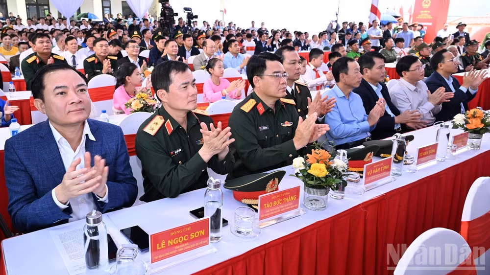 Các đại biểu tham dự buổi lễ. (Ảnh: TRẦN HẢI)
