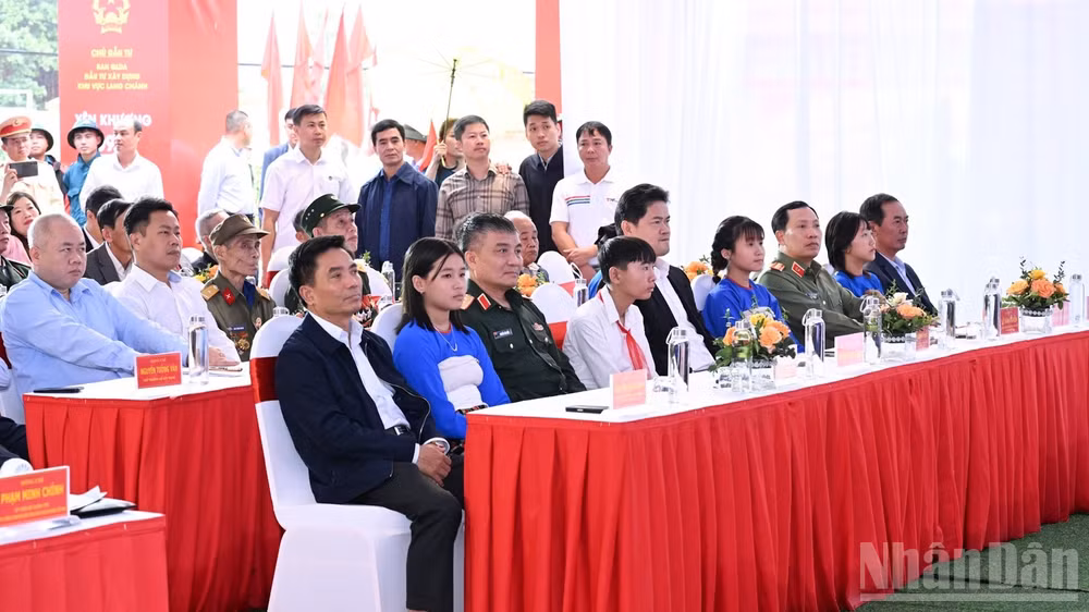 Các đồng chí lãnh đạo, đại biểu tham dự lễ khởi công. (Ảnh: TRẦN HẢI)