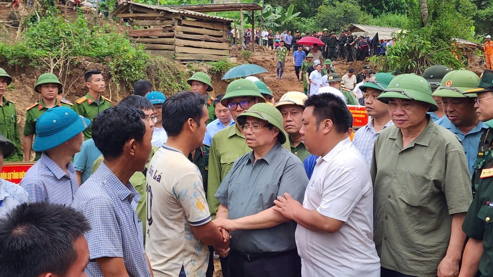 Thủ tướng Chính phủ Phạm Minh Chính thăm hỏi, động viên bà con nhân dân bản Háng Pù Xi, xã Xa Dung, tỉnh Điện Biên bị thiệt hại nặng nề do mưa lũ mấy ngày qua. (Ảnh: CTV)