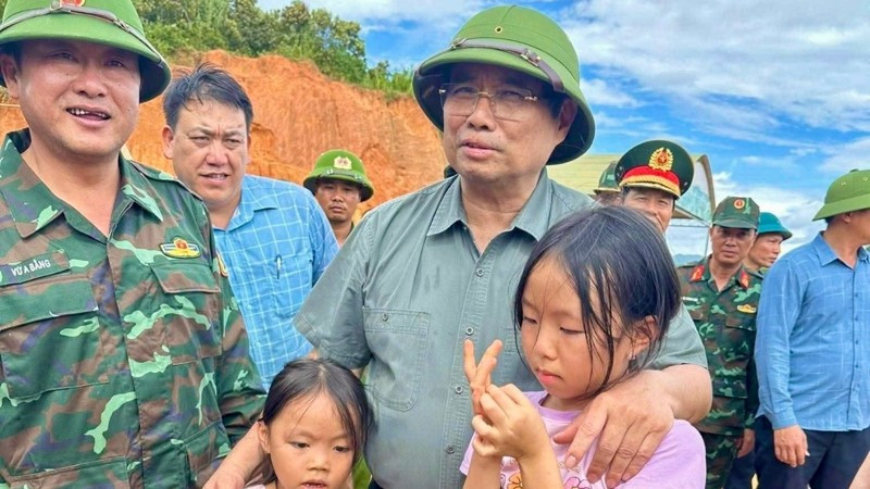 Thủ tướng Phạm Minh Chính thăm hỏi, động viên các cháu nhỏ ở xã Tìa Dình. (Ảnh: CTV) anh-td3-7271.jpg