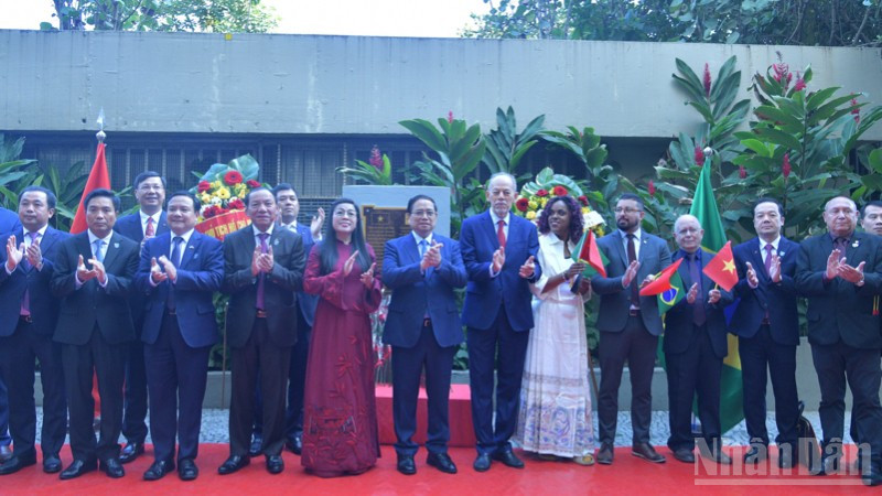 Thủ tướng Phạm Minh Chính và Phu nhân cùng các đại biểu, bạn bè Brazil tại lễ tưởng niệm Chủ tịch Hồ Chí Minh. (Ảnh: Thanh Giang) ndo_br_c1-5080.jpg