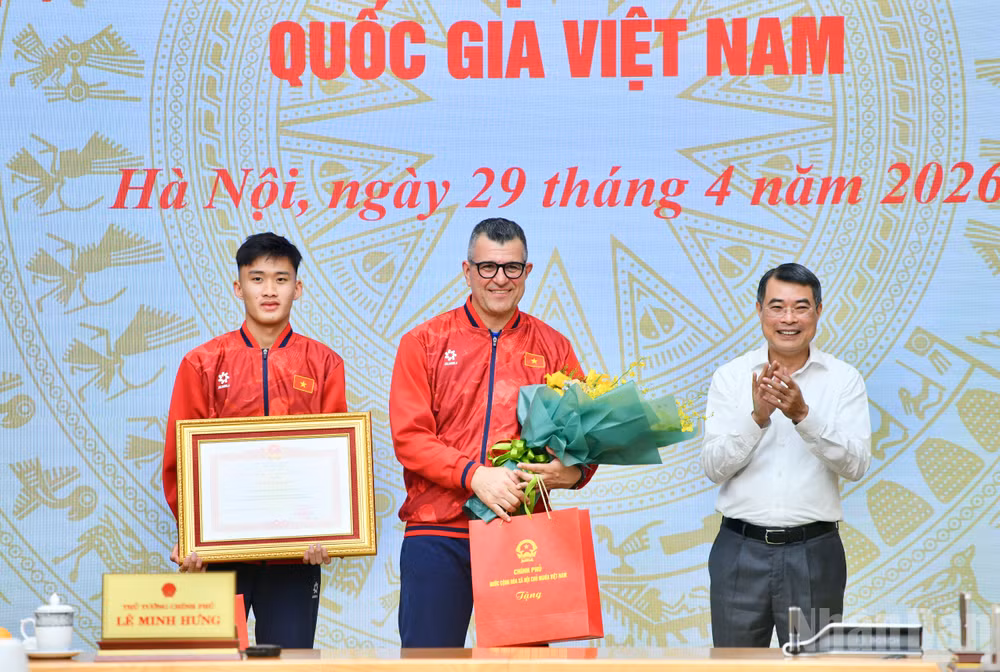 Thủ tướng Lê Minh Hưng trao Bằng khen của Thủ tướng Chính phủ và quà lưu niệm tặng đội tuyển bóng đá nam U17 quốc gia Việt Nam. (Ảnh: Thanh Giang)