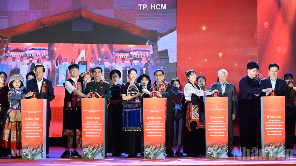 Thủ tướng Chính phủ Phạm Minh Chính, các đồng chí lãnh đạo thực hiện nghi thức khởi công đồng loạt các trường. (Ảnh: Trần Hải)