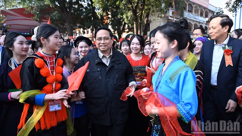 Học sinh Trường Phổ thông Vùng cao Việt Bắc chào đón Thủ tướng Chính phủ Phạm Minh Chính. (Ảnh: Trần Hải)