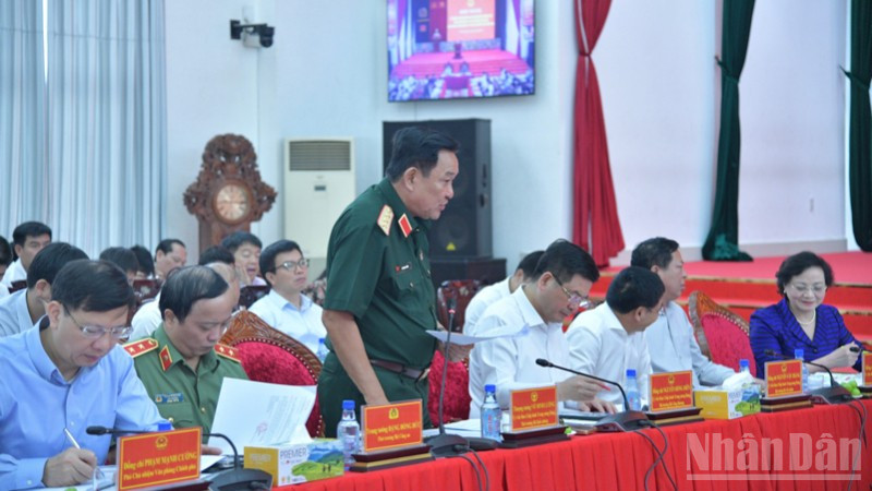 Đại diện lãnh đạo Bộ Quốc phòng phát biểu ý kiến tại buổi làm việc. (Ảnh: THANH GIANG) ndo_br_a7-5678.jpg