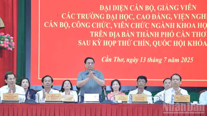 Thủ tướng Chính phủ Phạm Minh Chính chủ trì Hội nghị tiếp xúc cử tri thành phố Cần Thơ sau Kỳ họp thứ 9, Quốc hội khoá XV. (Ảnh: Thanh Giang)