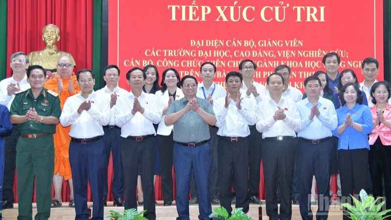 Thủ tướng Phạm Minh Chính với các lãnh đạo, cán bộ Đoàn đại biểu Quốc hội thành phố Cần Thơ. (Ảnh: Thanh Giang) ndo_br_b3-9462.jpg