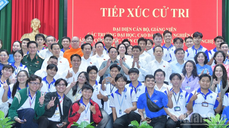 Thủ tướng Phạm Minh Chính và các đồng chí lãnh đạo với các sinh viên Trường đại học Cần Thơ. (Ảnh: Thanh Giang) ndo_br_b4-1783.jpg