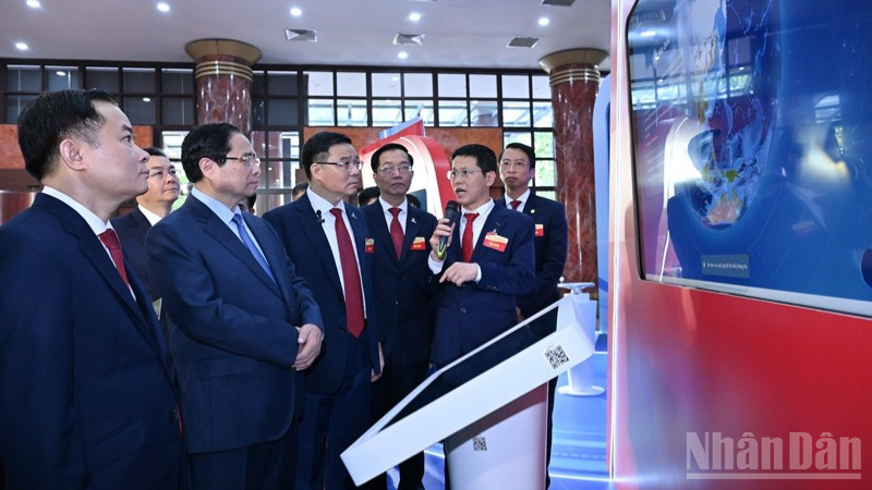 Thủ tướng Phạm Minh Chính nghe giới thiệu về những thành tựu mới trong sản xuất kinh doanh của Tập đoàn Công nghiệp-Năng lượng Quốc gia Việt Nam. (Ảnh: Trần Hải) Thủ tướng Phạm Minh Chính nghe giới thiệu về những thành tựu mới trong sản xuất kinh doanh của Tập đoàn Công nghiệp-Năng lượng Quốc gia Việt Nam. (Ảnh: Trần Hải)