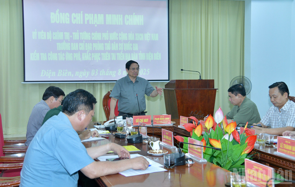 Thủ tướng Chính phủ Phạm Minh Chính chủ trì cuộc họp bàn giải pháp ứng phó, khắc phục hậu quả thiên ta mưa lũ. (Ảnh: Thanh Giang)