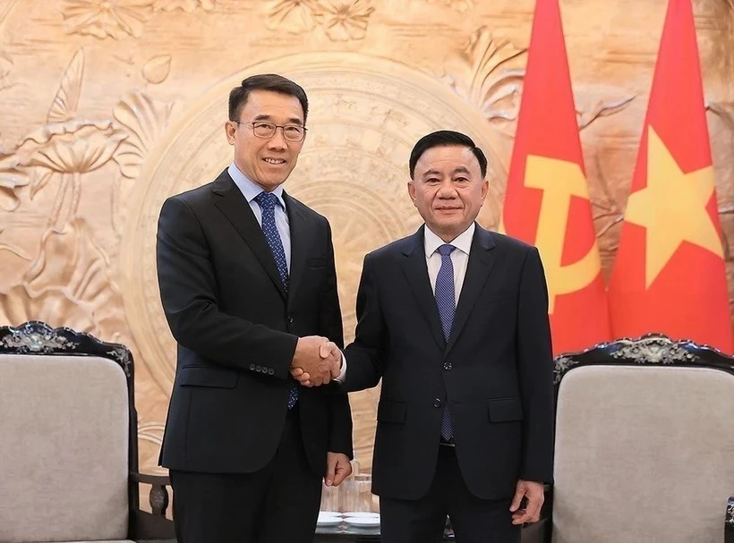 Thường trực Ban Bí thư Trần Cẩm Tú tiếp Quyền Trưởng Ban Đối ngoại Trung ương Đảng Nhân dân Cách mạng Lào Bounleua Phandanouvong. (Ảnh: AN ĐĂNG/TTXVN)