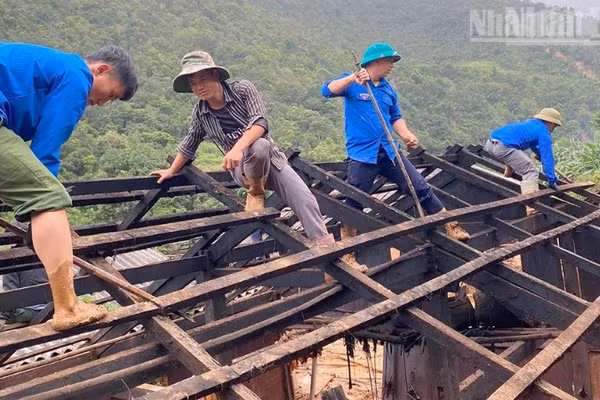 Lực lượng đoàn viên thanh niên xã Ngọc Chiến tham gia giúp các hộ di chuyển nhà trong diện phải di dời khẩn cấp đến nơi an toàn.