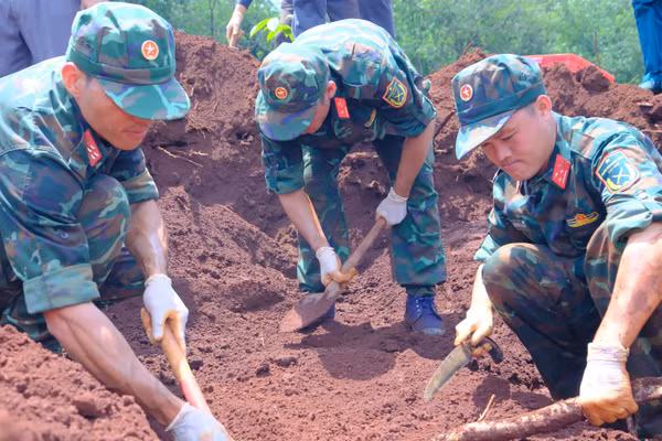 Các chiến sĩ Đội K72 cẩn trọng trong quy tập hài cốt liệt sĩ.