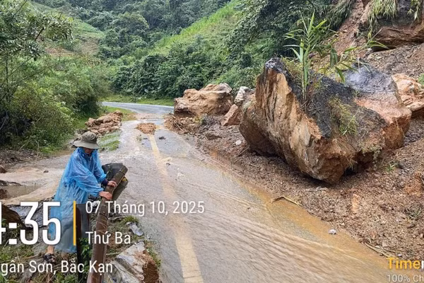 Cơn bão số 11 gây sạt lở ta-luy trên tuyến quốc lộ nối tỉnh Thái Nguyên và tỉnh Cao Bằng.