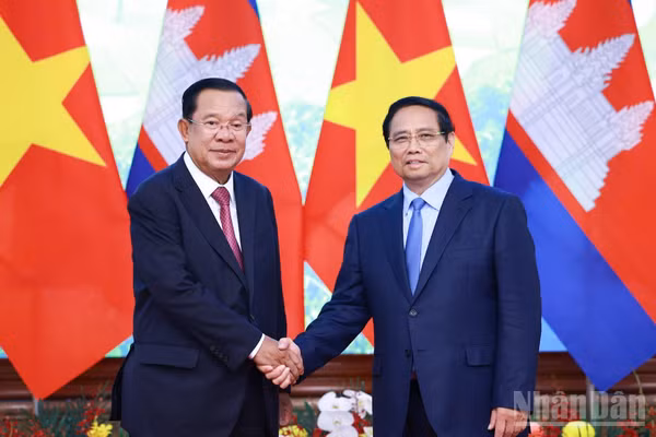 Thủ tướng Phạm Minh Chính và Chủ tịch Đảng Nhân dân Campuchia, Chủ tịch Thượng viện Campuchia Hun Sen.