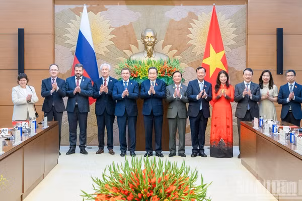 Chủ tịch Quốc hội Trần Thanh Mẫn và Phó Chủ tịch thứ nhất Hội đồng Liên bang Nga cùng đại biểu hai nước tại buổi tiếp. (Ảnh: DUY LINH)