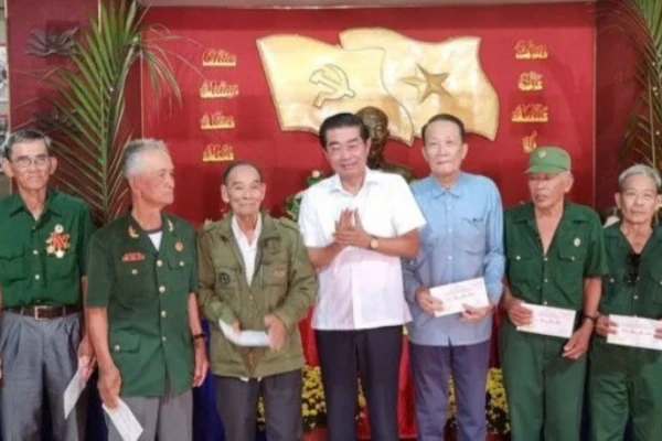 Đồng chí Võ Văn Dũng, nguyên Bí thư Tỉnh ủy Bạc Liêu cũ (nay thuộc tỉnh Cà Mau) thăm, trao tặng quà Tết cho các gia đình chính sách, người có công tại khu Căn cứ Tỉnh ủy ở xã Ninh Thạnh Lợi.