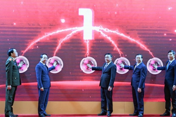 Thường trực Ban Bí thư Trần Cẩm Tú và các đồng chí đại biểu dự Lễ ra mắt Ứng dụng, ngày 16/1/2026. (Ảnh: DUY LINH)