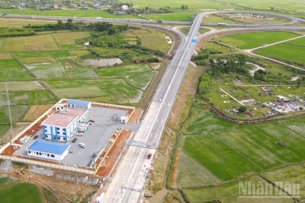 Một đoạn trên tuyến cao tốc Bãi Vọt-Cam Lộ thuộc Dự án thành phần cao tốc bắc-nam, phía đông. (Ảnh nhandan.vn)