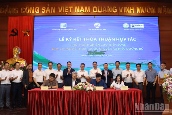Đại diện ký kết, về phía Cục Đường bộ Việt Nam có các Phó Cục trưởng Ngô Lâm và Nguyễn Thanh Hoài; phía Trường Đại học Xây dựng Hà Nội do Phó Hiệu trưởng, Phó Giáo sư-Tiến sĩ Bùi Phú Doanh đại diện. Các doanh nghiệp tham gia ký kết gồm Công ty cổ phần Đường cao tốc Vành đai 4 Hà Nội, Công ty cổ phần Tư vấn đầu tư và Xây dựng công trình Bắc Nam và Công ty cổ phần Công nghệ và Thương mại Miền Trung.