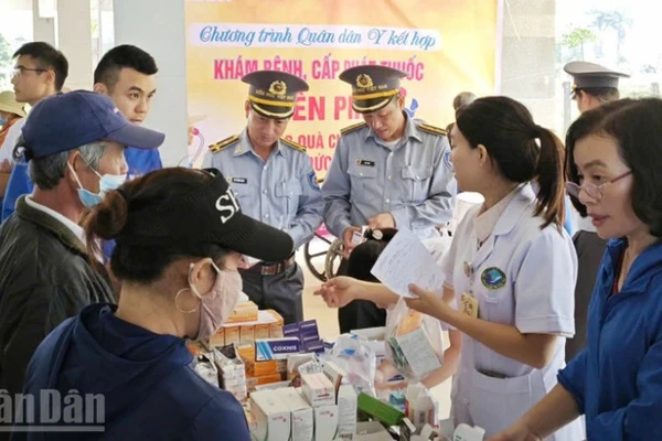 Tư vấn sức khỏe và cấp phát thuốc miễn phí cho bà con nhân dân.