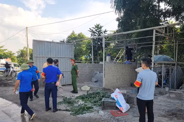 Cán bộ Văn phòng Quản lý đường bộ I và Công ty Cổ phần 236 tham gia tháo dỡ các công trình, vật dụng vi phạm trong phạm vi hành lang an toàn giao thông. 