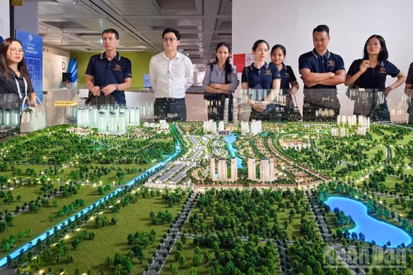 Khách tham quan triển lãm tại hội nghị Công bố Quy hoạch Thủ đô Hà Nội tầm nhìn 100 năm và Xúc tiến đầu tư năm 2026. (Ảnh: Ngọc Duy)