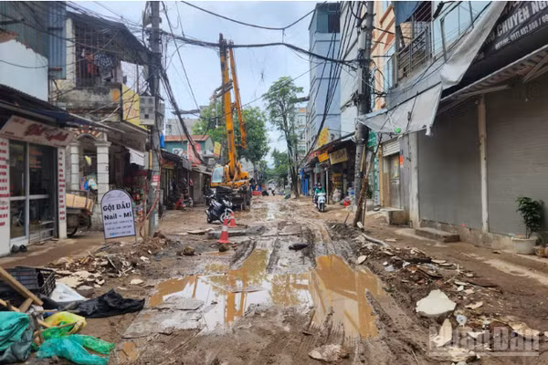 Bước đầu cho thấy, việc thi công các dự án chống ngập tại Hà Nội đã có tác dụng. Sau trận mưa lớn rạng sáng 30/6, hiện tượng ngập úng tại các tuyến đường đã không xuất hiện. Trong ảnh là tuyến đường tại Phú Mỹ, phường Từ Liêm sáng 30/6.