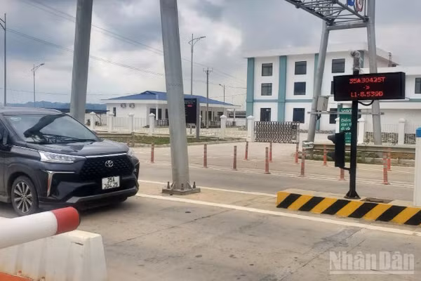 Việc thu phí tự động không dừng có ứng dụng công nghệ quản lý của AI giảm rõ rệt số nhân công túc trực tại các trạm thu phí.