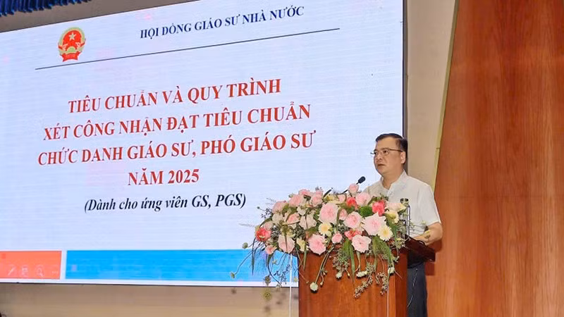 Phó Giáo sư, Tiến sĩ Trần Anh Tuấn, Chánh văn phòng Hội đồng Giáo sư Nhà nước phổ biến các nội dung về xét công nhận Giáo sư, Phó Giáo sư năm 2025. 