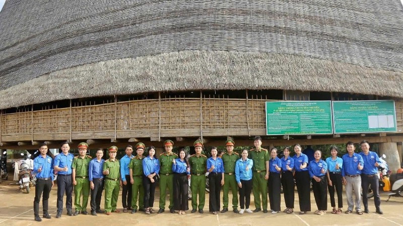 Mô hình công an chính quy kiêm nhiệm Phó Bí thư Đoàn xã góp phần phát huy sức mạnh tuổi trẻ trong việc tham gia giữ gìn an ninh trật tự và phát triển kinh tế-xã hội tại nhiều xã phía tây Quảng Ngãi.