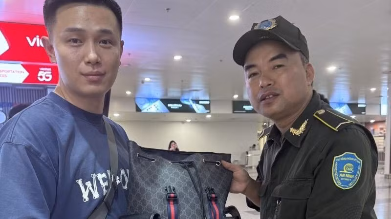 Khoảng 0 giờ 30 phút sáng, chiếc ba-lô được bàn giao nguyên vẹn cho anh Lai Jian Syun.
