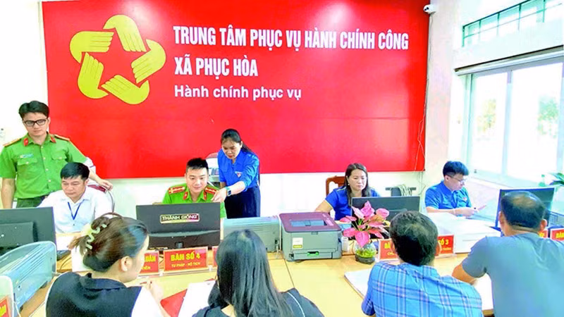 Cán bộ Trung tâm Phục vụ hành chính công xã Phục Hòa, tỉnh Cao Bằng hỗ trợ người dân thực hiện thủ tục hành chính. (Ảnh: TUYẾT TRINH)