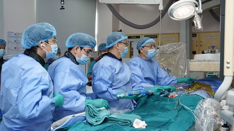 Phó Giáo sư, Tiến sĩ, bác sĩ Nguyễn Hoàng Định, Phó Giám đốc Bệnh viện thực hiện kỹ thuật thay van động mạch chủ qua đường ống thông.