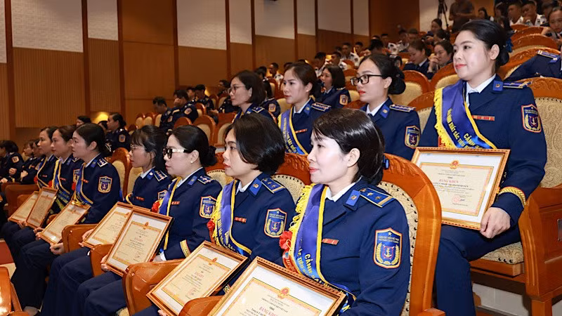 Tuyên dương Phụ nữ điển hình tiên tiến Cảnh sát biển Việt Nam.
