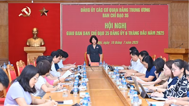 Đồng chí Nguyễn Thị Hoàng Vân, Phó Bí thư Đảng ủy các cơ quan Đảng Trung ương, Trưởng Ban Chỉ đạo 35 Đảng ủy chủ trì hội nghị. (Ảnh: Đăng Khoa)