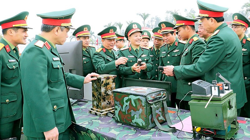 Thủ trưởng Bộ Tư lệnh Quân khu 3 tham quan mô hình huấn luyện tại Lễ ra quân huấn luyện cơ quan Quân khu năm 2025. (Ảnh ĐỨC VIỆT)