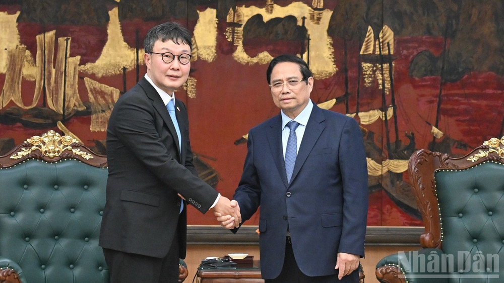 Thủ tướng Phạm Minh Chính và ông Kim Hyoung-nyon, Phó Chủ tịch Tập đoàn Dunamu. (Ảnh: Trần Hải)